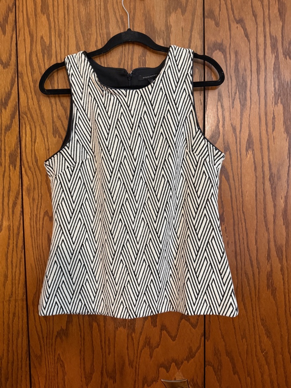 Banana Republic Women’s Medium Sleeveless Top Black Cream Geometric Textured NWT